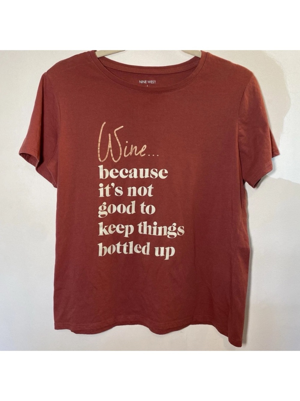 Nine West Women’s Large Tee Shirt T-shirt Top Red Pink Gold Wine Bottled Up
